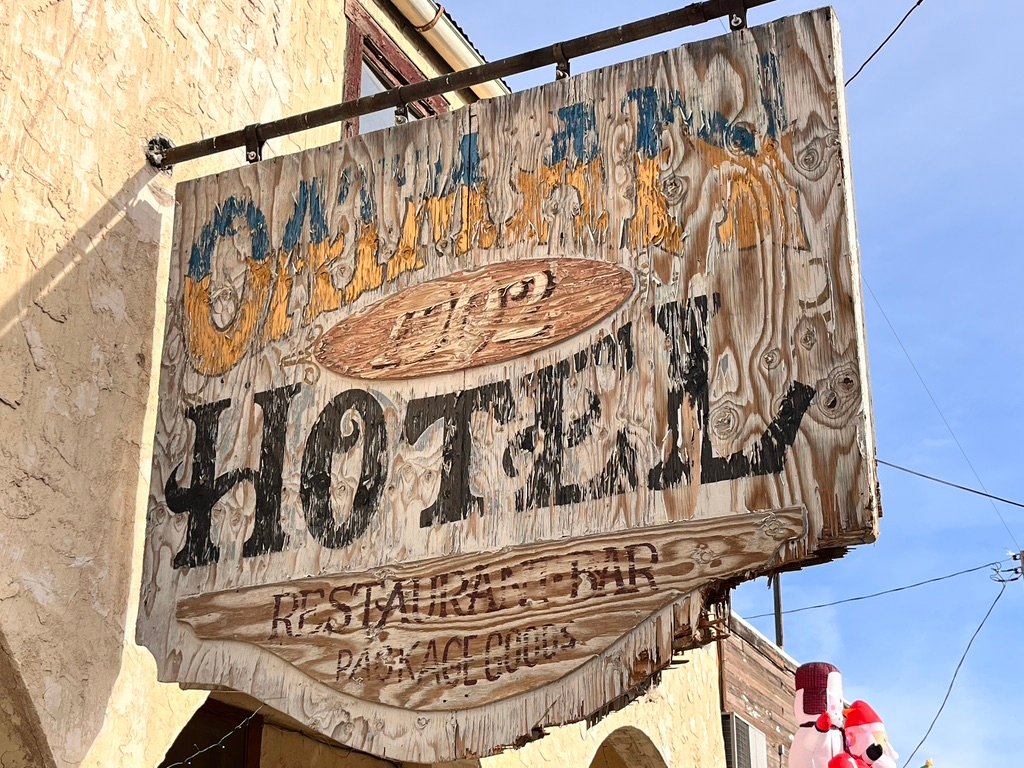 panneau hotel oatman